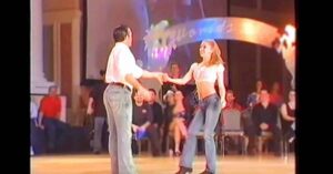 Il pubblico rimane senza parole quando l’uomo chiede la mano alla donna – ma guardate quando i due iniziano a ballare