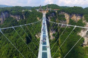 I ponti di vetro in Cina non sono per i turisti con acrofobia – non possono attraversare il ponte!