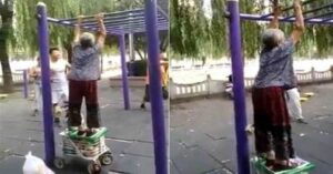 La forza di questa nonnina ispira i giovani del parco, che la riprendono e condividono il video.