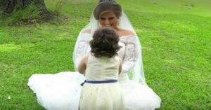 La sposa si inginocchia davanti alla piccola, pochi secondi prima del matrimonio scopre la sua identità