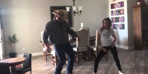 Padre e figlia ballano insieme, mentre la madre riprende. Il video finisce sul web e diventa virale