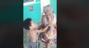 Il bimbo imbocca sua nonna in sedia a rotelle: un atto d’amore davvero commovente