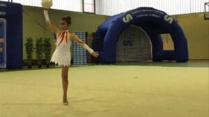 Giorgia, la ginnasta che balla su una gamba sola, guardate cosa è capace di fare