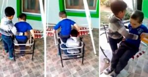 Questo ragazzino aiuta il suo amico a salire sull’altalena, così da poter giocare