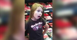 Sente la bambina cantare al supermercato rapidamente fa un video e registra la sua voce angelica