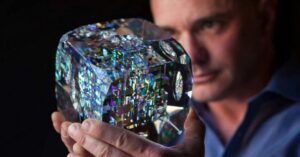 Crea delle affascinanti sculture di vetro con una particolare tecnica creativa – L’arte di Jack Storms