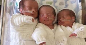 La mamma si precipita nella sala parto per partorire tre gemelli – quando i medici li vedono rimangono di sasso.