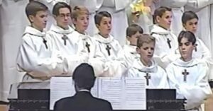 Il coro della chiesa si allinea – il ragazzo inizia a cantare e tutti scoppiano a ridere.