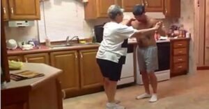 Il figlio afferra la mano della mamma mentre risuona la loro canzone preferita – Guarda la danza che illumina internet