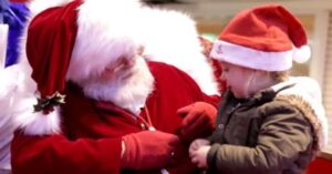 Babbo Natale scopre che la piccola è sorda – Lascia tutti in lacrime con la sua reazione