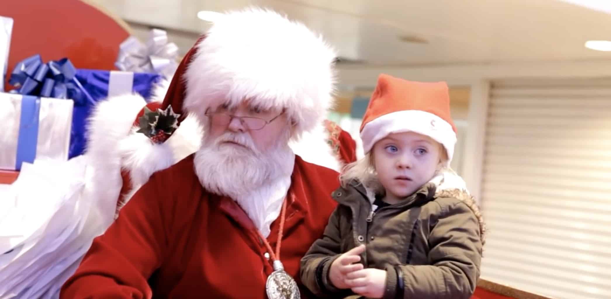 Video Babbo Natale Per Bambini.Babbo Natale Scopre Che La Piccola E Sorda Lascia Tutti In Lacrime Con La Sua Reazione