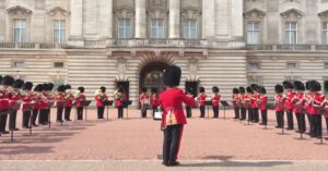 Il tributo di Buckingham Palace a Freddie Mercury, le guardie della regina suonano Bohemian Rhapsody