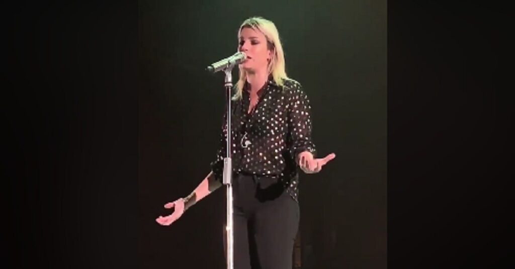 Emma con la voce rotta dal pianto dal palco di Ancona risponde alle offese ricevute