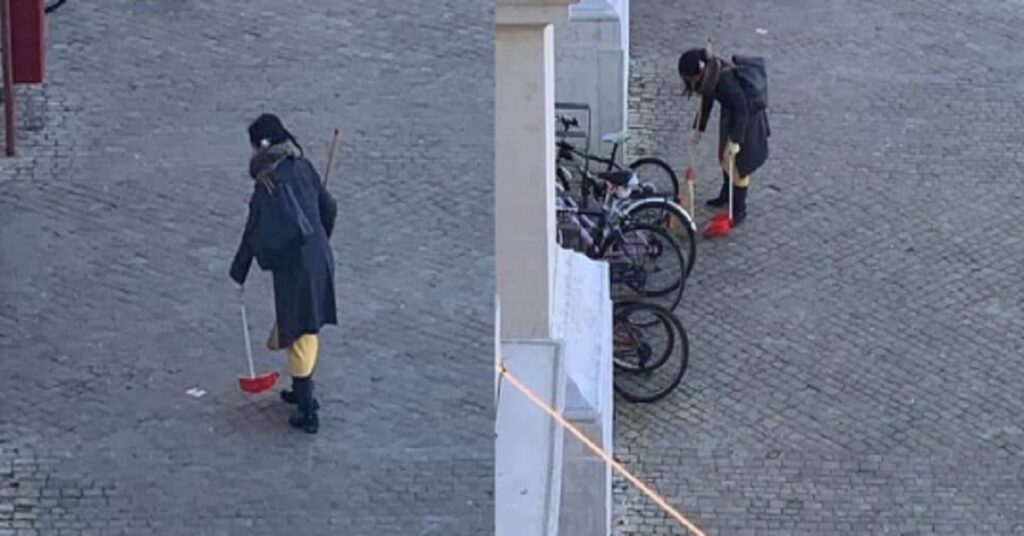 Ripulisce la strada con scopa e paletta, il sindaco di Pesaro cerca su Facebook la donna per premiarla
