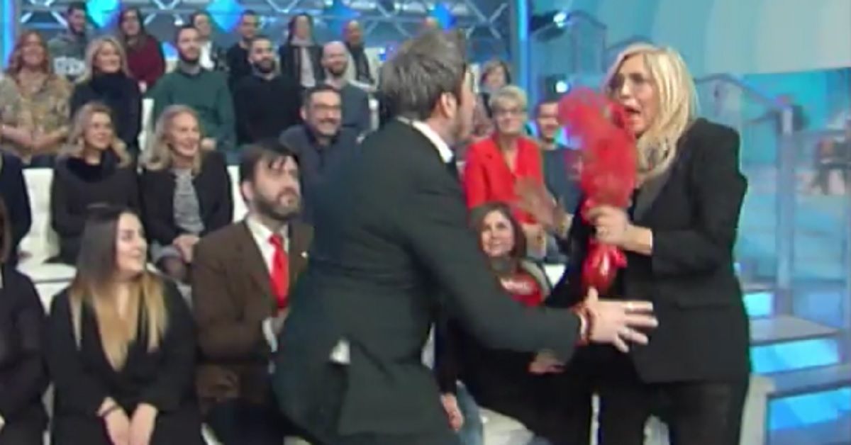 Paolo Ruffini fa uno scherzo in diretta a Domenica In, Mara si spaventa e reagisce con una gaffe Paolo Ruffini fa uno scherzo in diretta a Domenica In, Mara si spaventa e reagisce con una gaffe