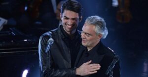 Andrea Bocelli passa la giacca portafortuna al figlio. Il duetto è da brividi ed emoziona tutti