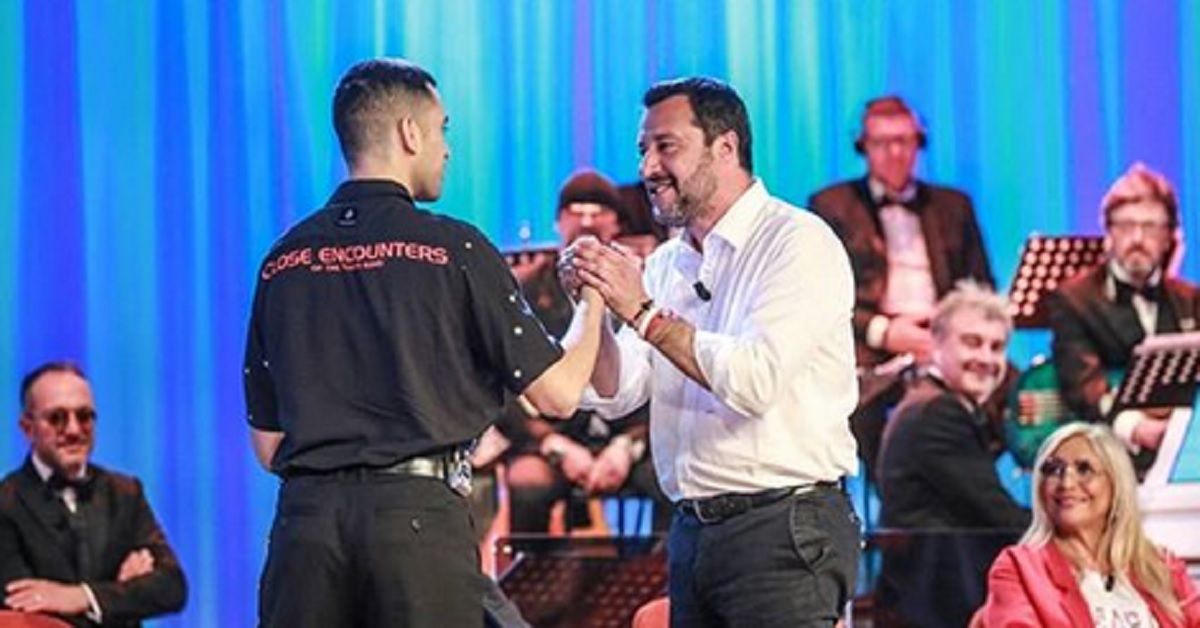 Pace fatta tra Mahmood e Salvini al Maurizio Costanzo, a stupire l’inattesa richiesta del ministro al cantante Pace fatta tra Mahmood e Salvini al Maurizio Costanzo, a stupire l’inattesa richiesta del ministro al cantante