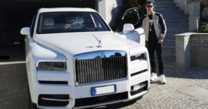 Cristiano Ronaldo fa vedere la sua nuovissima auto: una Rolls Royce dal prezzo da capogiro