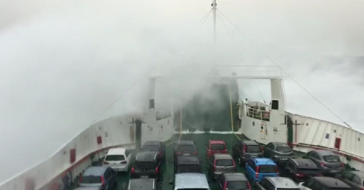 Onde altissime invadono il traghetto sullo Stretto di Messina – Il video girato a bordo Onde altissime invadono il traghetto sullo Stretto di Messina – Il video girato a bordo