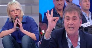 “Devi lasciare lo studio” Maria lo caccia dallo studio e il pubblico lo accompagna con una standing ovation