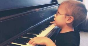 Ha solo 6 anni ed è quasi completamente cieco: la sua versione di Bohemian Rhapsody ha incantato tutti