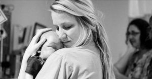 Ogni mamma dovrebbe conoscere la verità dietro la foto dell’infermiera che tiene in braccio il bambino morto