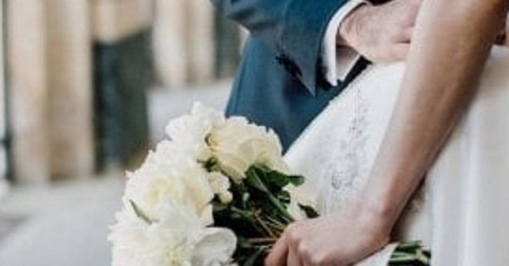 Il fratello dello sposo fa una battuta sull’abito della sposa: si scatena il parapiglia, sono dovuti intervenire gli agenti