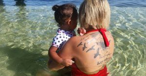 Mamma  furiosa con la cognata, per essersi fatta un tatuaggio con i nomi dei suoi figli,  pianifica la vendetta