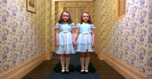 Ricordate le gemelle di Shining? Ecco come le ritroviamo dopo 39 anni dall’uscita del film.