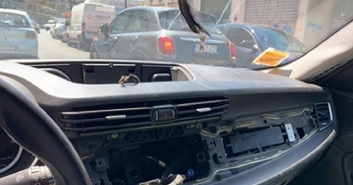 Napoli, rubati stereo e navigatore dall’auto di un nuotatore delle Universiadi Napoli, rubati stereo e navigatore dall’auto di un nuotatore delle Universiadi