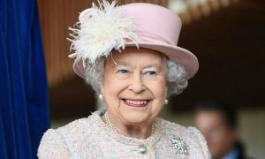 La regina elisabetta è in cerca di uno chef per Buckingham Palace, ma lo stipendio fa storcere il naso a qualcuno