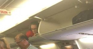 Hostess entra nel vano bagagli  dell’aereo durante l’imbarco. La compagnia aerea giustifica così l’accaduto.