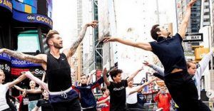 300 ballerini scendono in strada a Times Square, dopo che il principino George è stato deriso per aver scelto di fare danza classica
