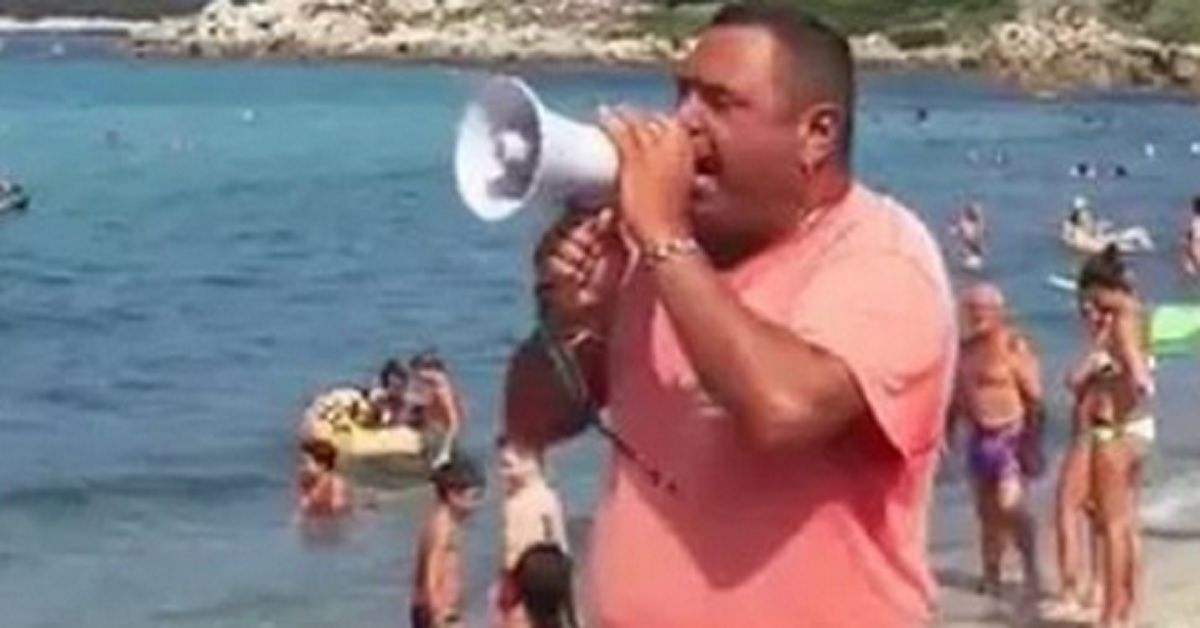 Bagnino striglia i turisti che buttano le cicche in spiaggia. Prende il megafono e dà una lezione a tutti Bagnino striglia i turisti che buttano le cicche in spiaggia. Prende il megafono e dà una lezione a tutti