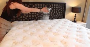 Versa del bicarbonato sul letto e dopo 30 minuti il risultato è fenomenale: guada questo incredibile trucco (VIDEO)