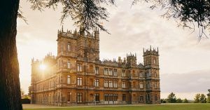 Vuoi vivere una giornata nel castello dei protagonisti di   Downton Abbey? Oggi puoi con  Airbnb. Ecco come fare