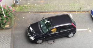 Il video dei tentativi di quest’auto di entrare nel parcheggio sono diventati virali, davvero disastrosi