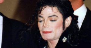 Battuti all’asta  i calzini di Michael Jackson, usati per il primo moonwalk. La cifra è da capogiro