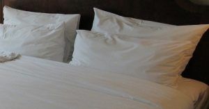Il motivo per cui negli hotel trovi sempre lenzuola bianche.