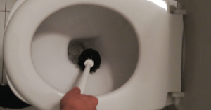 5 semplici modi per rimuovere le incrostazioni dalla toilette