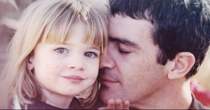 Avete mai visto l’unica figlia di Antonio Banderas? Ha 22 anni ed è bella come mamma e papà.