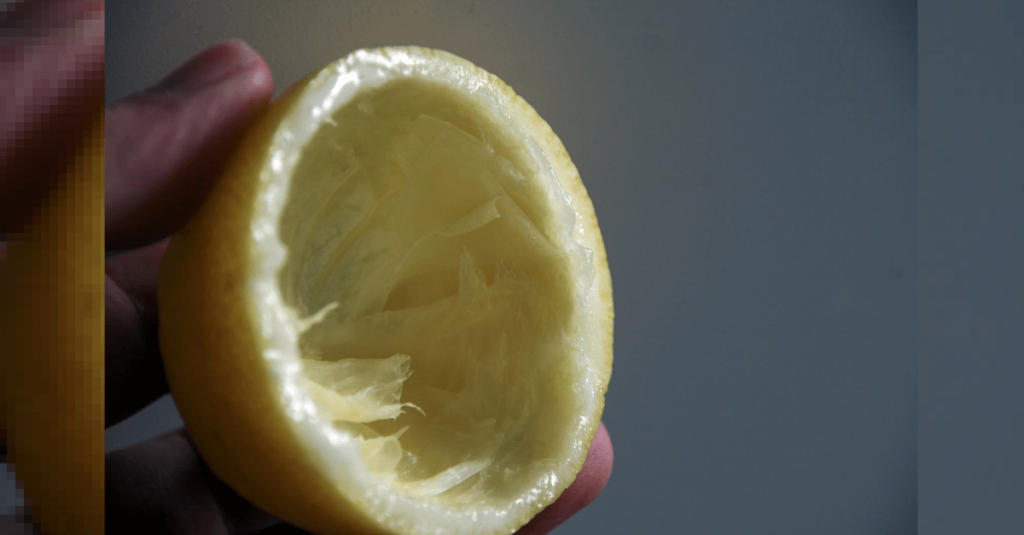 Ecco cosa succede quando aggiungi la scorza di limone ai tuoi piatti per una settimana