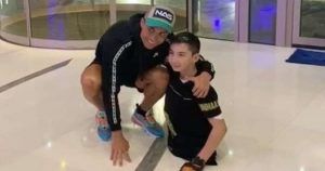 Grande gesto di Cristiano Ronaldo verso un ragazzino senza gambe.