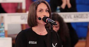 Giulia Molino è una delle allieve più talentuose di Amici, ma ve la ricordate come corteggiatrice a Uomini e Donne? Eccola in un video.