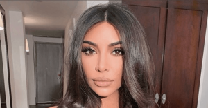 Avete mai visto Kim Kardashian senza trucco? Ha lasciato senza parole i fan mostrando i segni della psoriasi sul viso
