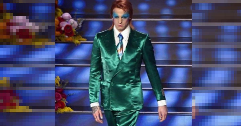 Achille Lauro si presenta con un abito verde  smeraldo ed un trucco eccentrico alla David Bowie. Ecco il travestimento che ha fatto impazzire i social