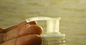 Come fare il gel antibatterico per le mani. 3 ricette facili
