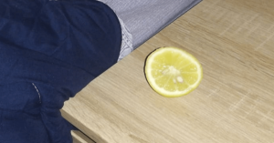 Cosa succede se metti un pezzo di limone vicino al tuo letto?