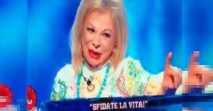 Sandra Milo cade a Italia Sì in diretta tv, paura in studio, ma per fortuna nulla di grave – Il video