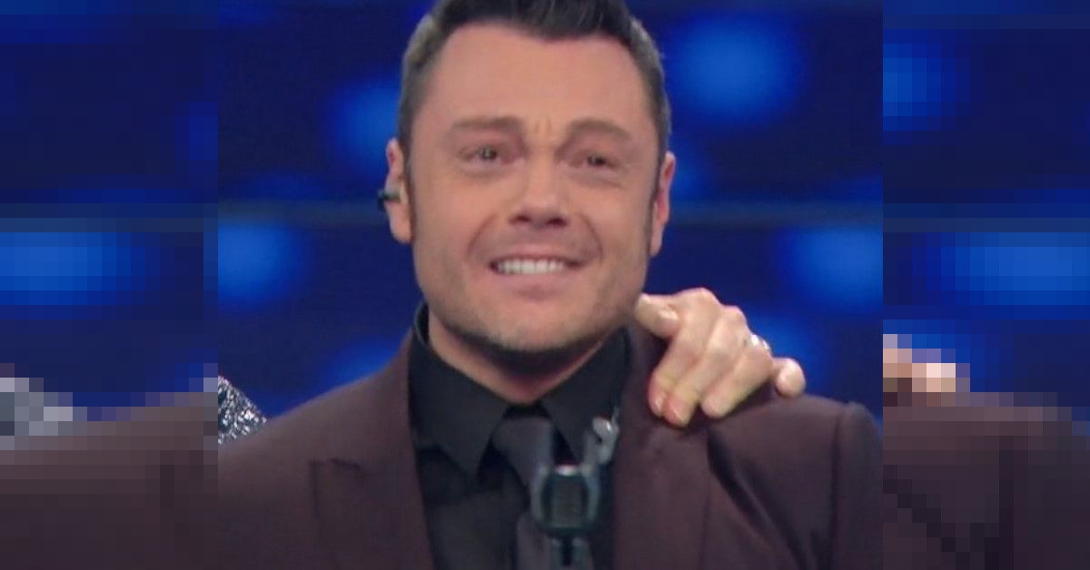 Tiziano Ferro, commuove e si commuove, tutti in piedi e si scatena il Web. Boom di ascolti per Sanremo Tiziano Ferro, commuove e si commuove, tutti in piedi e si scatena il Web. Boom di ascolti per Sanremo